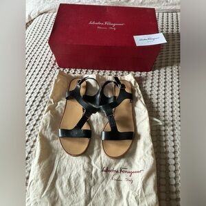 SALVATORE FERRAGAMO WOMEN'S LEATHER SANDALS NERO BLACK FLATS SZ 7